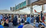 Chaos op en rond het vliegveld van Kabul. Het lukte de in Afghanistan geboren Emmenaar niet bij het vliegtuig te komen dat hem moest evacueren. Militairen lieten bij de propvolle gates alleen mensen met een Amerikaans paspoort door. 