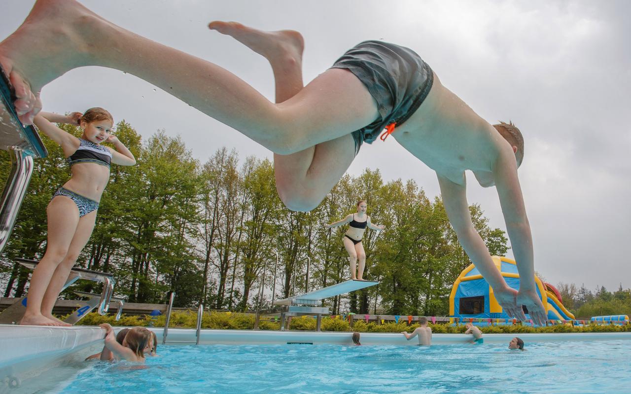 Met een plons is het zwemseizoen in het vernieuwde zwembad van Veenhuizen geopend. Met een plons is het zwemseizoen in het vernieuwde zwembad van Veenhuizen geopend.
