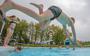 Met een plons is het zwemseizoen in het vernieuwde zwembad van Veenhuizen geopend. 