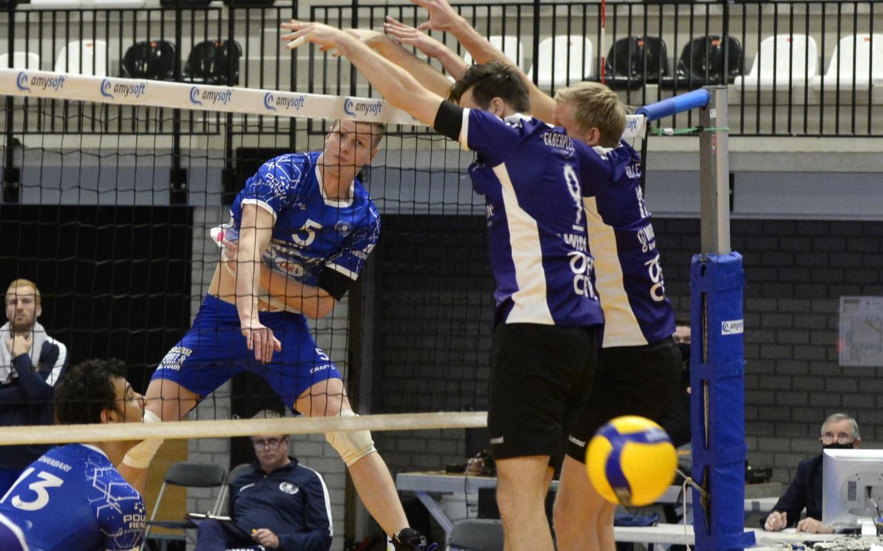 Auke van de Kamp slaat voor Lycurgus de bal hard langs het blok van VoCASA. Auke van de Kamp slaat voor Lycurgus de bal hard langs het blok van VoCASA.