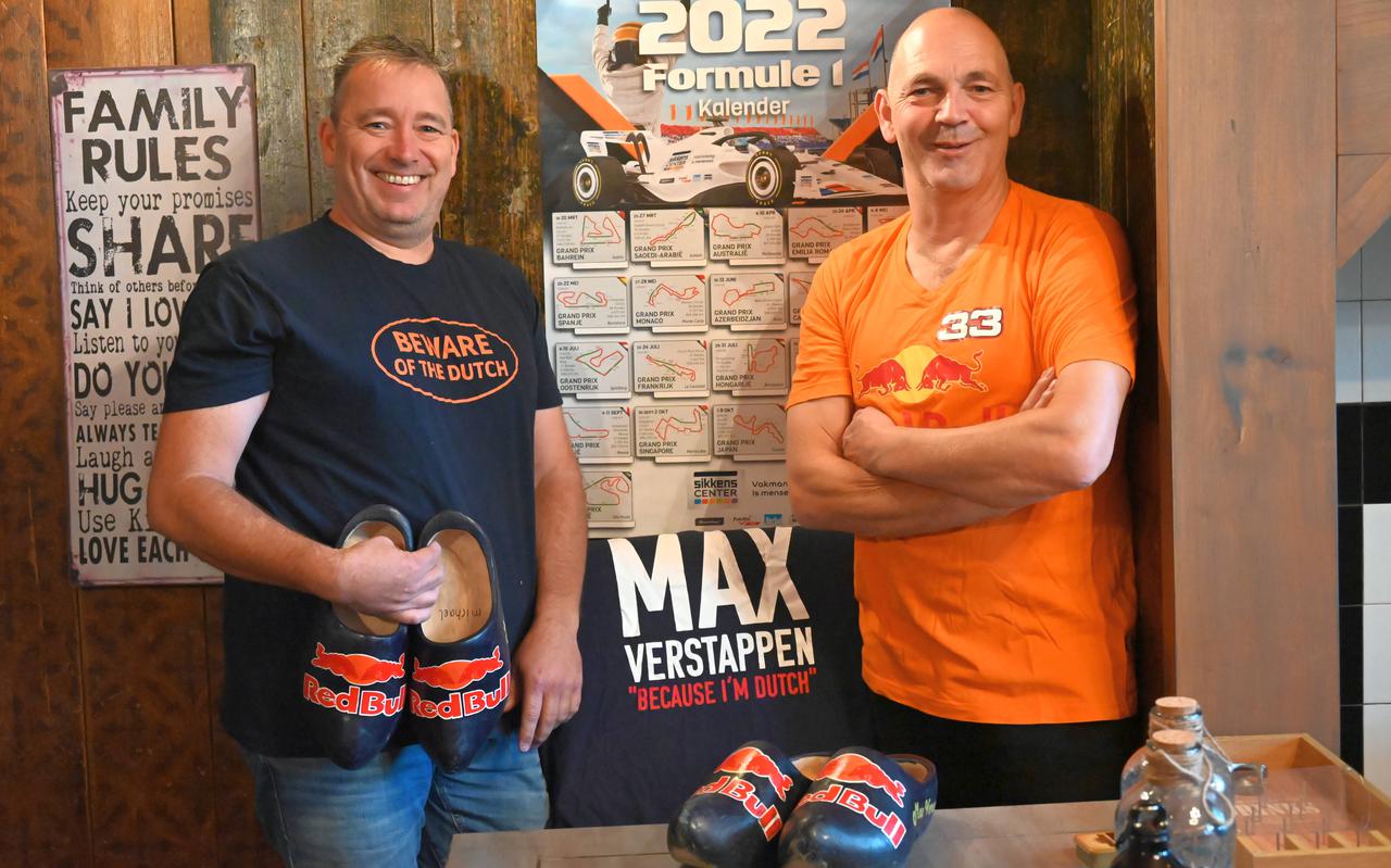Michael Brinkman (links) en Klaas Tijmens uit Koekange zijn gek van Formule 1 en organiseren nu reizen daar naartoe: 'het is allemaal de schuld van Max Verstappen.'