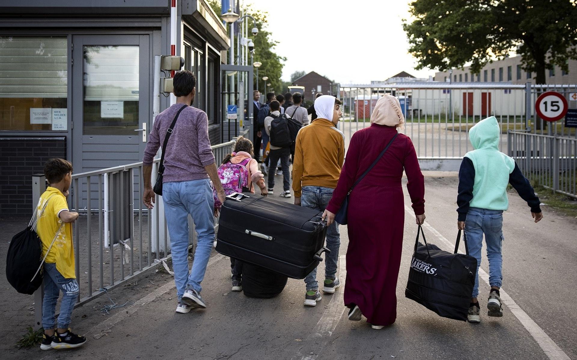 Vluchtelingen melden zich bij het asielcentrum in Ter Apel.