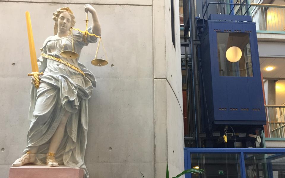 Vrouwe Justitia in de rechtbank in Groningen. 