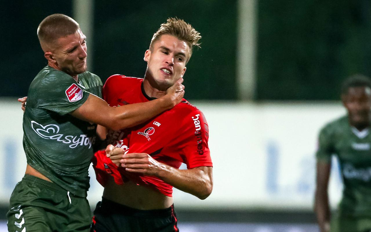 Peter van Ooijen vecht eerder dit seizoen namens FC Emmen een robbertje uit met Jarno Lion van Helmond Sport.