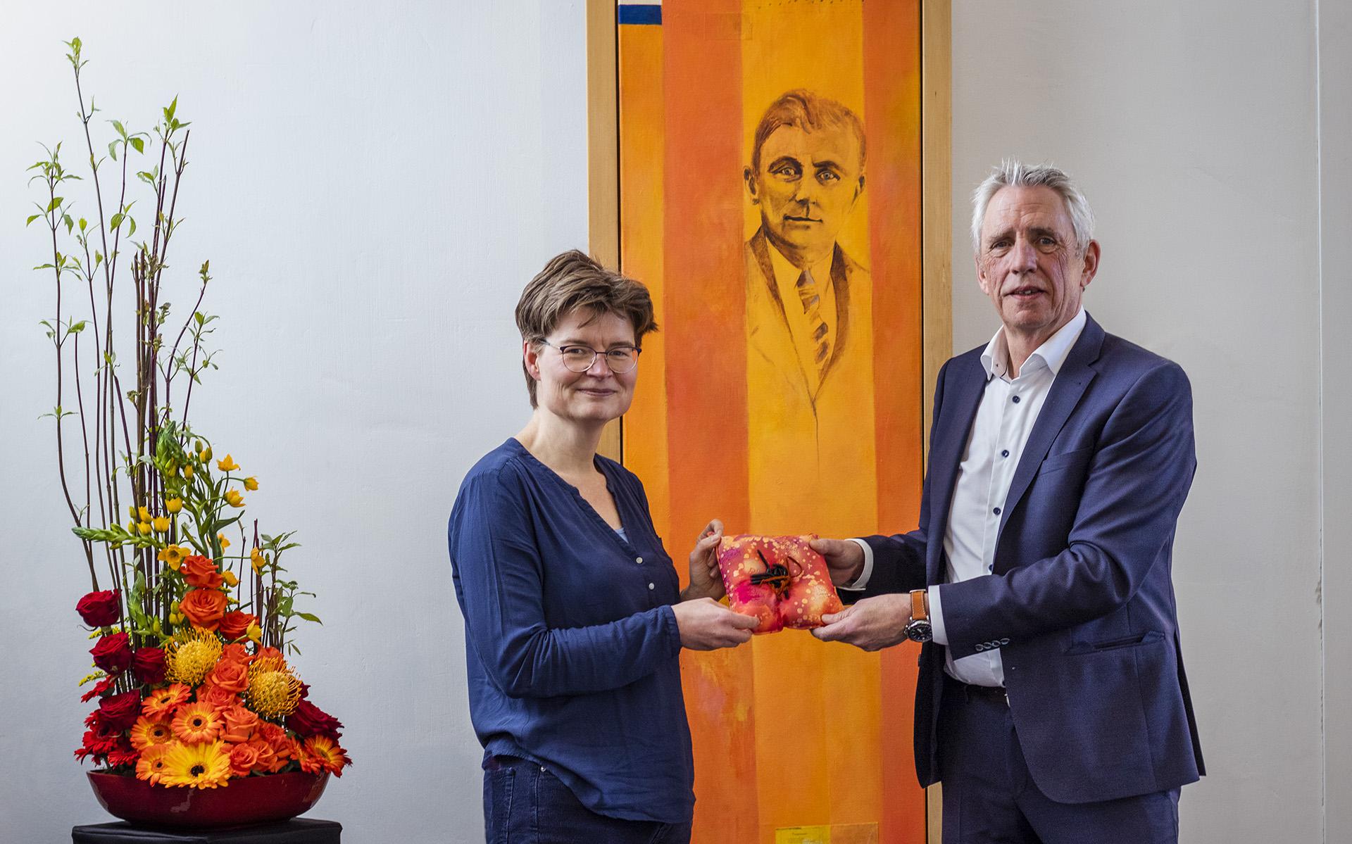 De overdracht van het schilderij in de Semsstraatkerk door Jack Lüchtenborg voorzitter Stichting Vrienden Semsstraatkerk aan Helen Kämink, directeur SHC. 