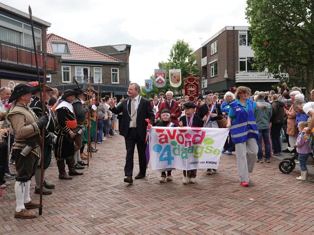 Deelnemers Avondvierdaagse feestelijk ingehaald in Coevorden