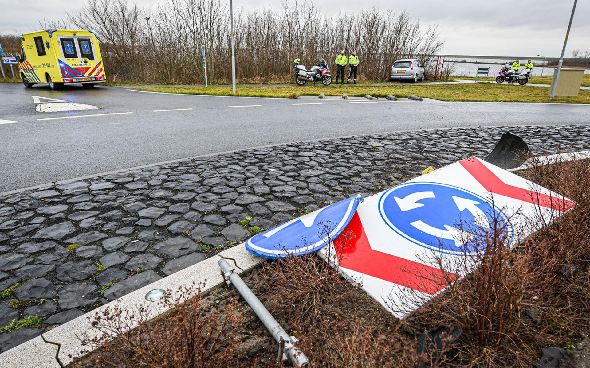 Automobilist Schiet Rechtdoor Over Rotonde N361 Bij Lauwersoog, Veel ...