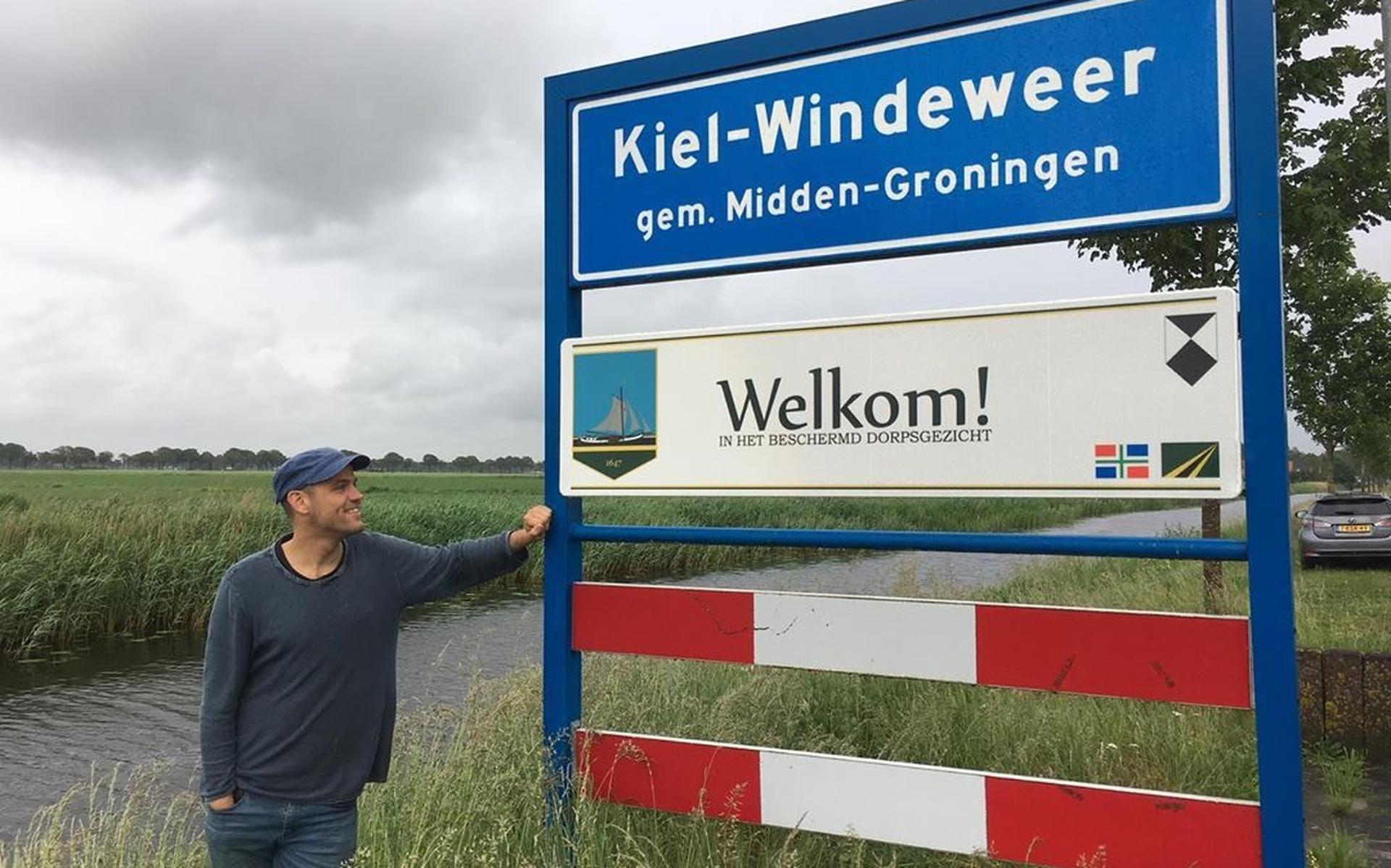 Oud-inwoner Joachim Koops maakt nieuwe welkomstborden met wapenschild voor Kiel-Windeweer - Dagblad 