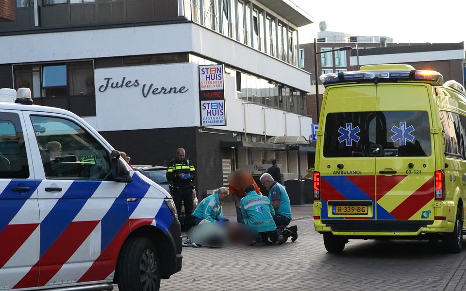Vrouw op scooter raakt gewond bij botsing met auto in Assen.