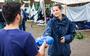 Roos Ykema van MiGreat deelt poncho's uit bij het aanmeldcentrum in Ter Apel. Na weken van verzengende hitte, trekken de eerst buien over. Ze hoopt dat de vluchtelingen zo droog mogelijk blijven, maar dat is lastig weet ze.