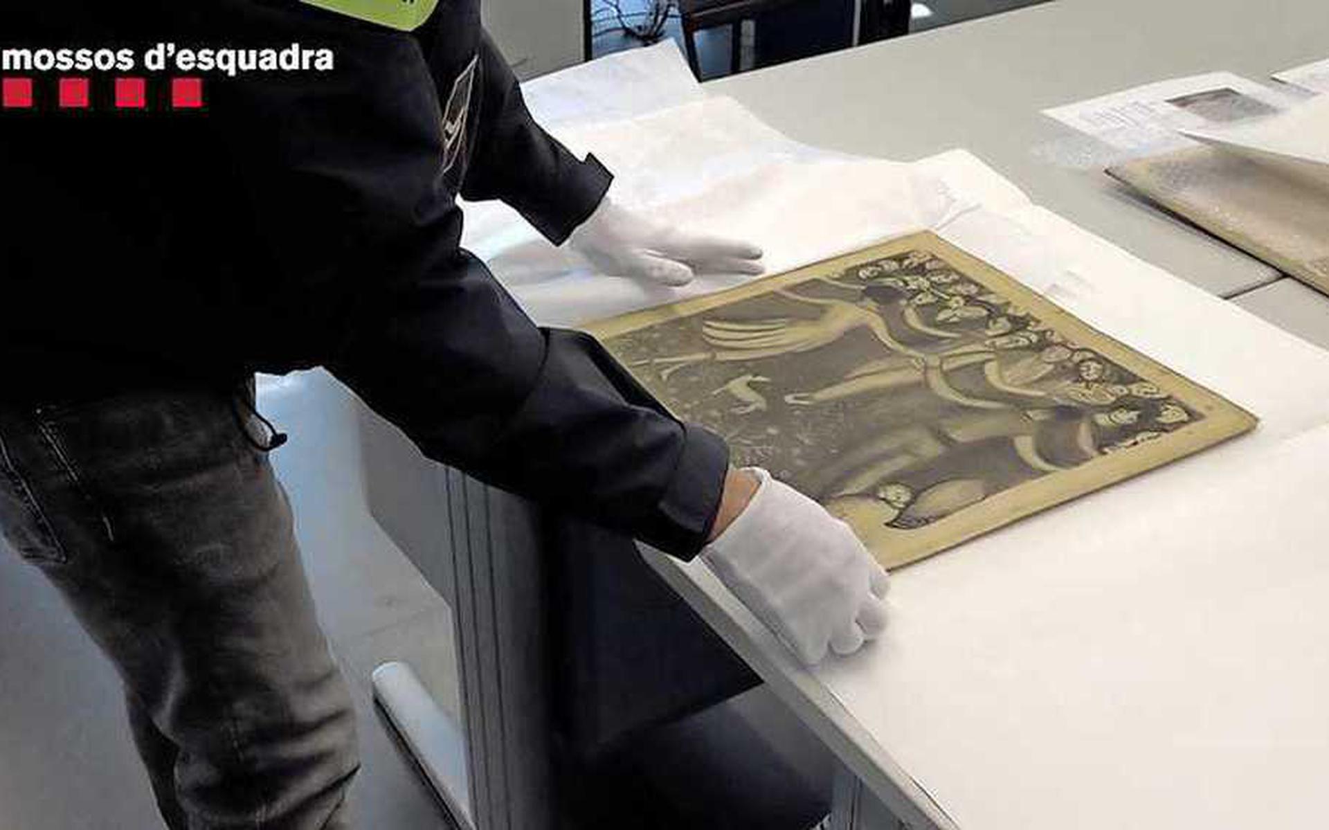 De Spaanse politie bracht beelden naar buiten van de gestolen tekeningen van kunstenaar Salvador Dali. 