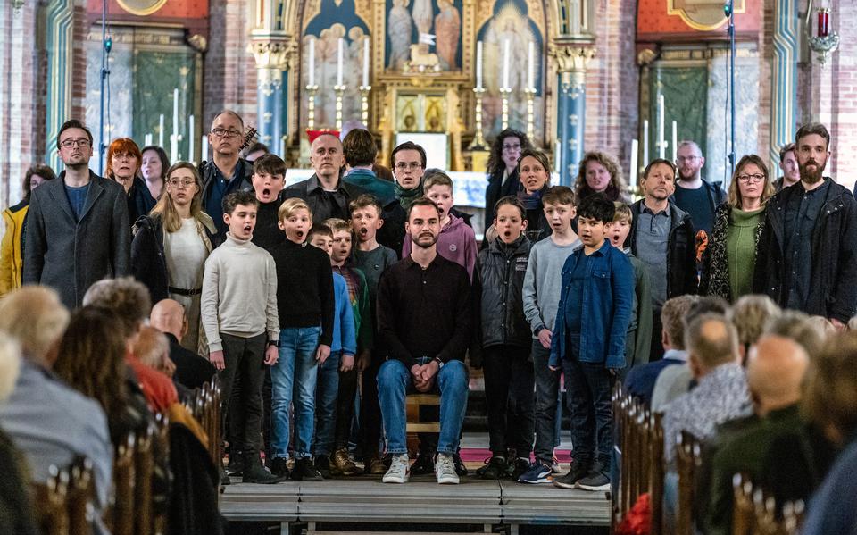Christus zit op een krukje tussen de jongens van het Roder Jongenskoor in de Sint Martinuskerk in Sneek, bij de semiscenische uitvoering van de Matthäus-Passion in 2022. Achter hen solisten en leden van het koor van het Luthers Bach Ensemble. 