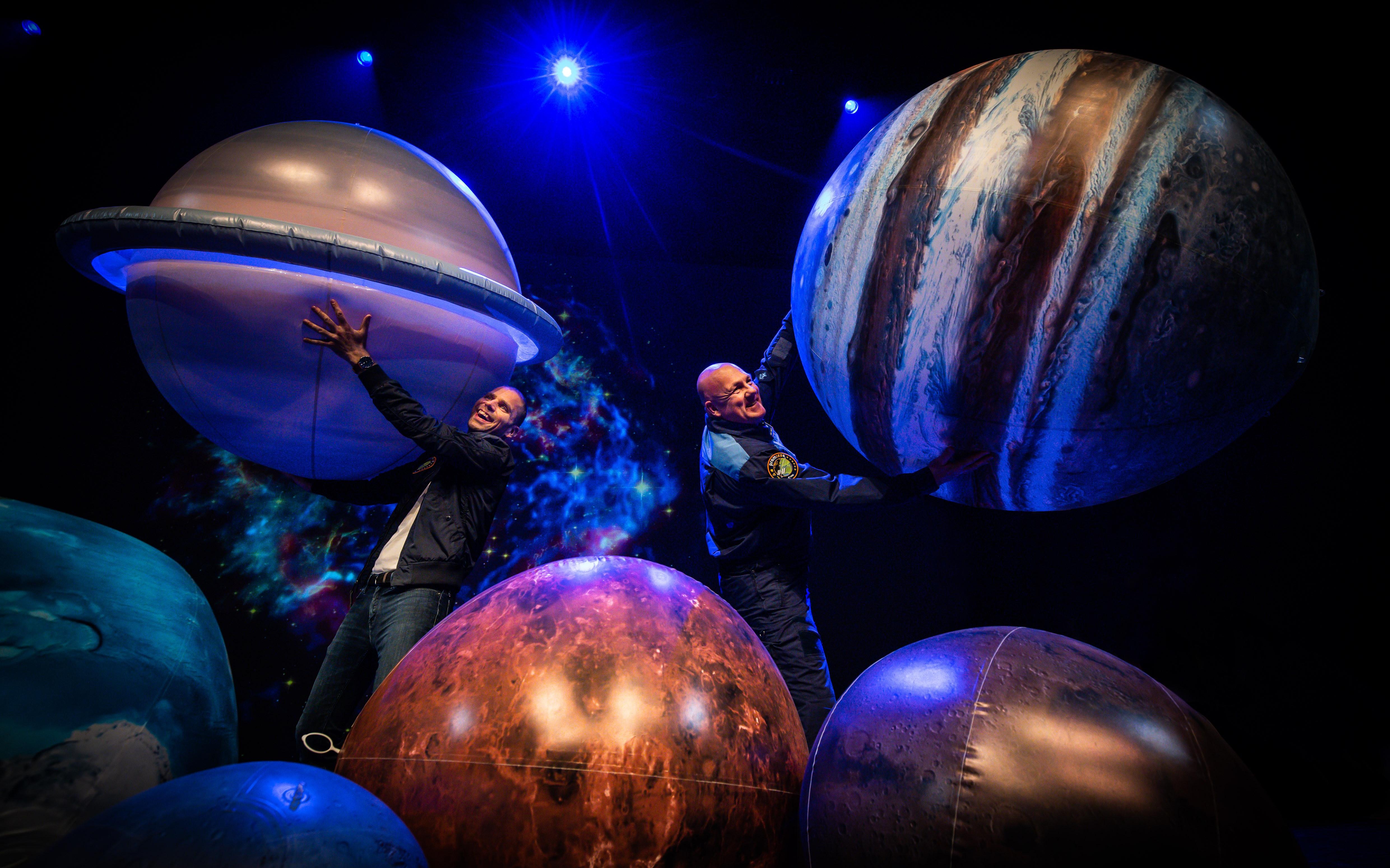 In Martiniplaza de machtige ruimte in - met André Kuipers - Dagblad van
