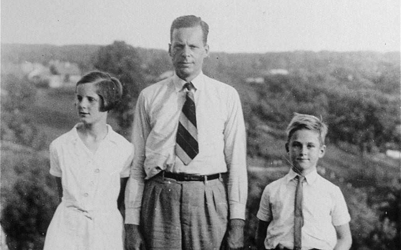 Jan Zwartendijk met links dochter Edith en rechts zoon Jan.