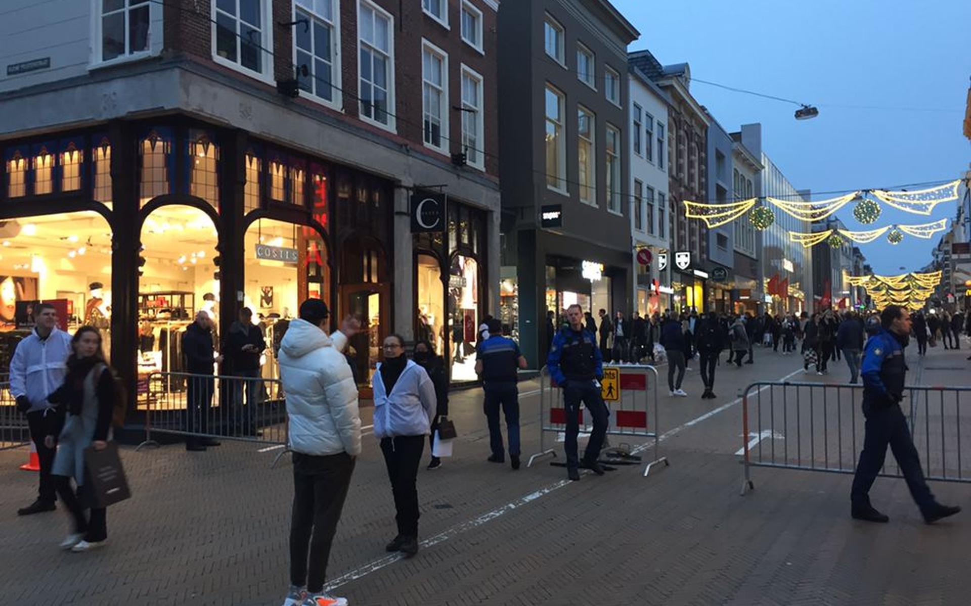 Een man wordt tegengehouden in de Herestraat, ter hoogte van de Hema.