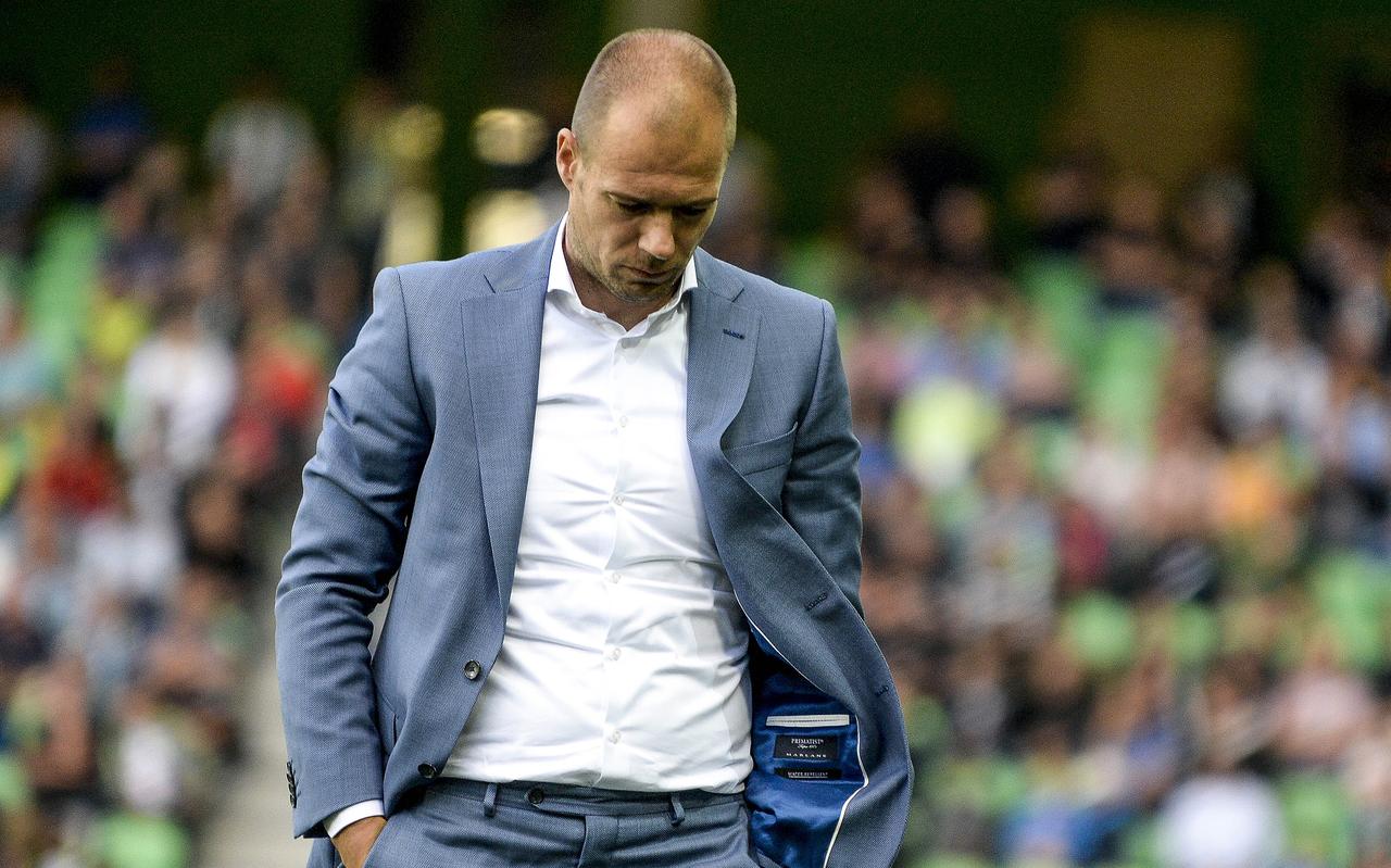 Danny Buijs buigt zijn hoofd. Danny Buijs buigt zijn hoofd.
