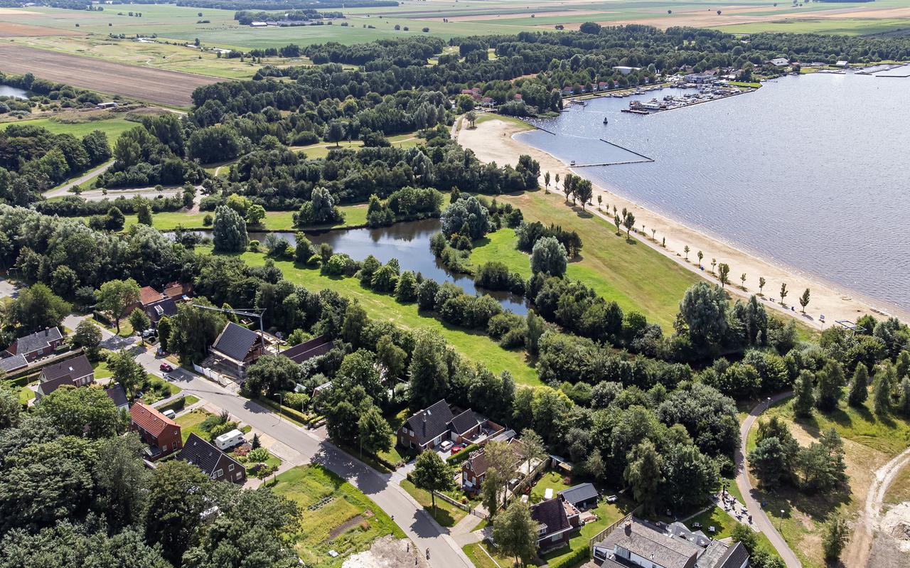 Op de groene strook tussen Steendam en het Schildmeer is ruimte voor zestig wisselwoningen. Die worden op termijn recreatiewoningen. Verderop komen nog eens 46 recreatiewoningen. Het kleine dorp Steendam is geschrokken. 