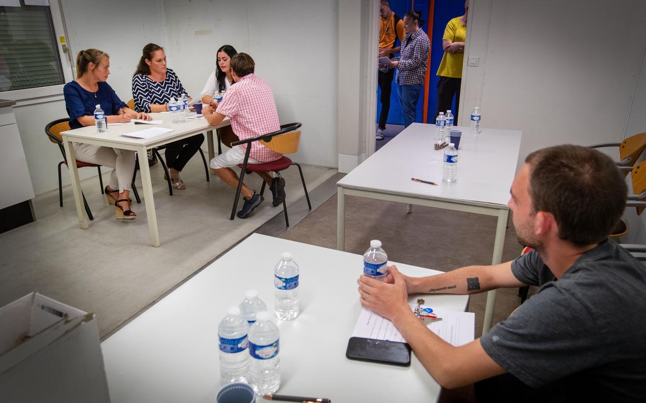 Banenmarkt voor Oekraïners die verblijven in de gemeente Stadskanaal. De vluchtelingen willen graag aan het werk, maar de weg naar een baan kunnen ze moeilijk vinden. Banenmarkt voor Oekraïners die verblijven in de gemeente Stadskanaal. De vluchtelingen willen graag aan het werk, maar de weg naar een baan kunnen ze moeilijk vinden.