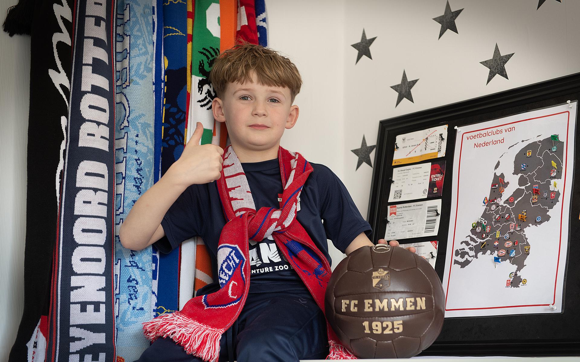 Max bij zijn voetbalkaart met een bijzonder sjaal van de overleden voetballer David di Tommaso van FC Utrecht.