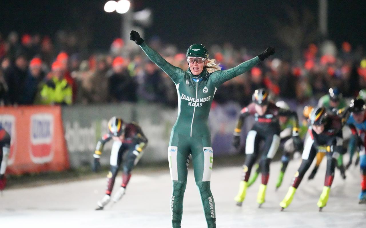 Maaike Verweij passeert juichend de finish. Maaike Verweij passeert juichend de finish.