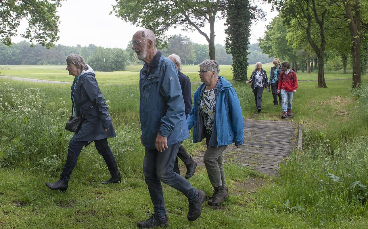 Wandelaars op de afgelopen zomer geopende Hamerlandenroute in Gasselternijveen.