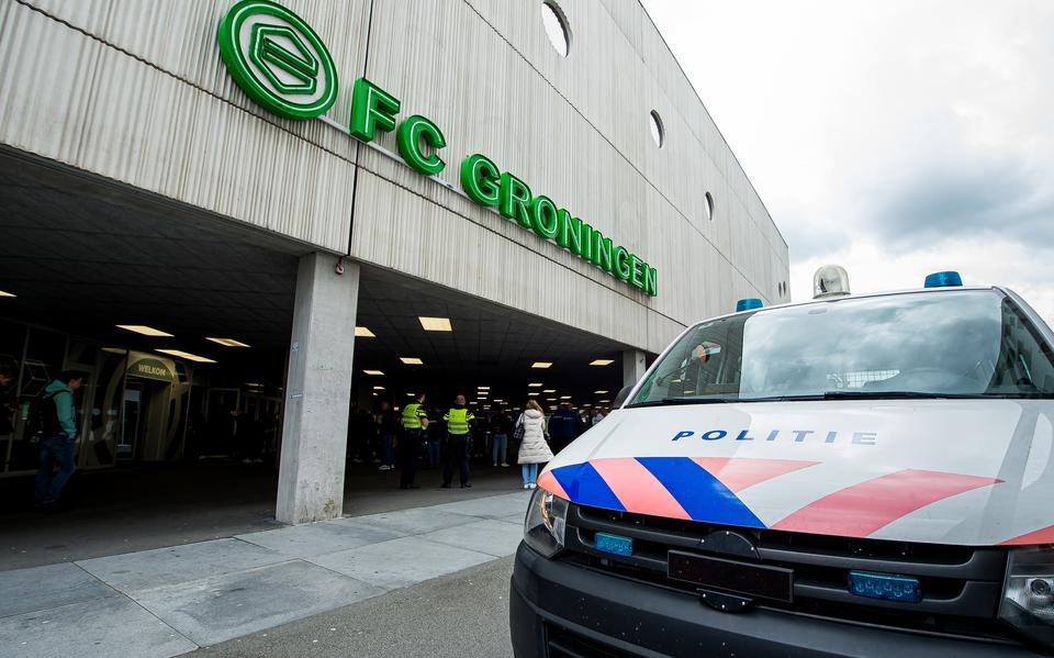 Politie bij de Euroborg in Groningen.