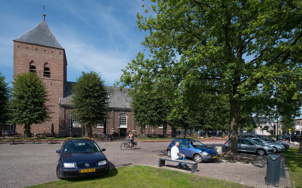 De Willibrordkerk in het centrum van Borger, hier in de zomer