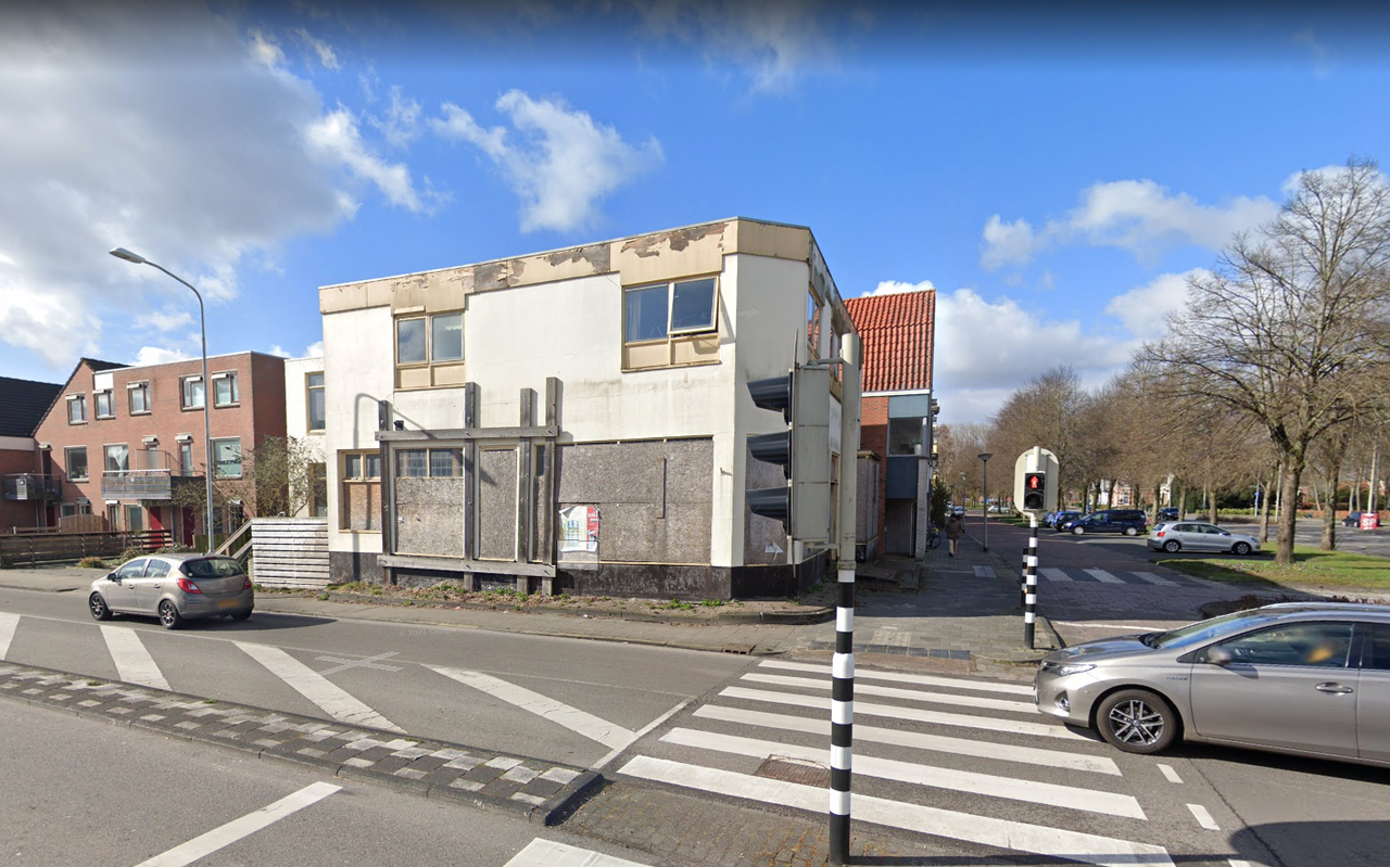 Het pand op de hoek van de Kerkstraat en de Meint Veningastraat in Hoogezand.