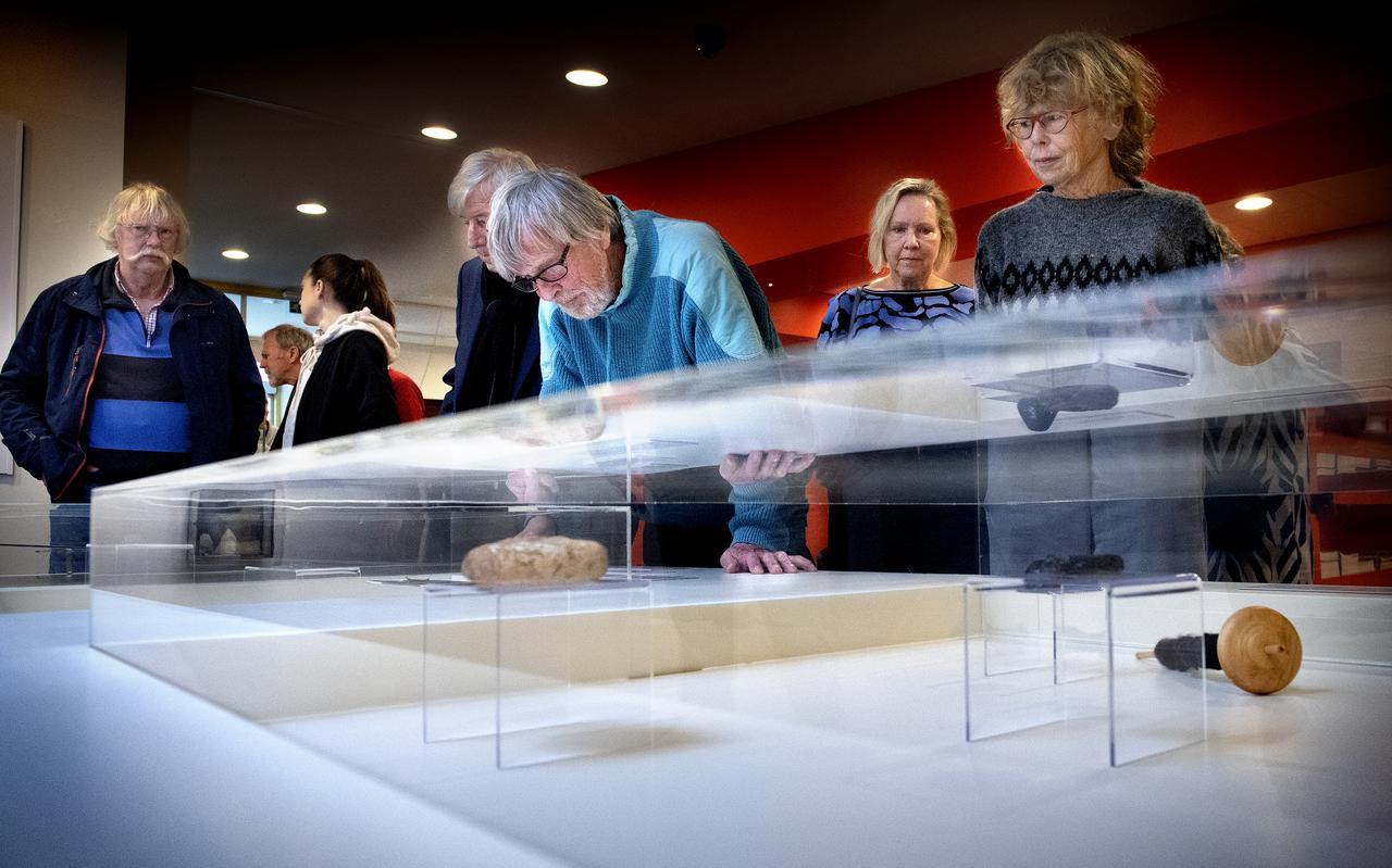 Bezoekers bekijken de voorwerpen die gevonden zijn bij de opgravingen in Adorp. Bezoekers bekijken de voorwerpen die gevonden zijn bij de opgravingen in Adorp.