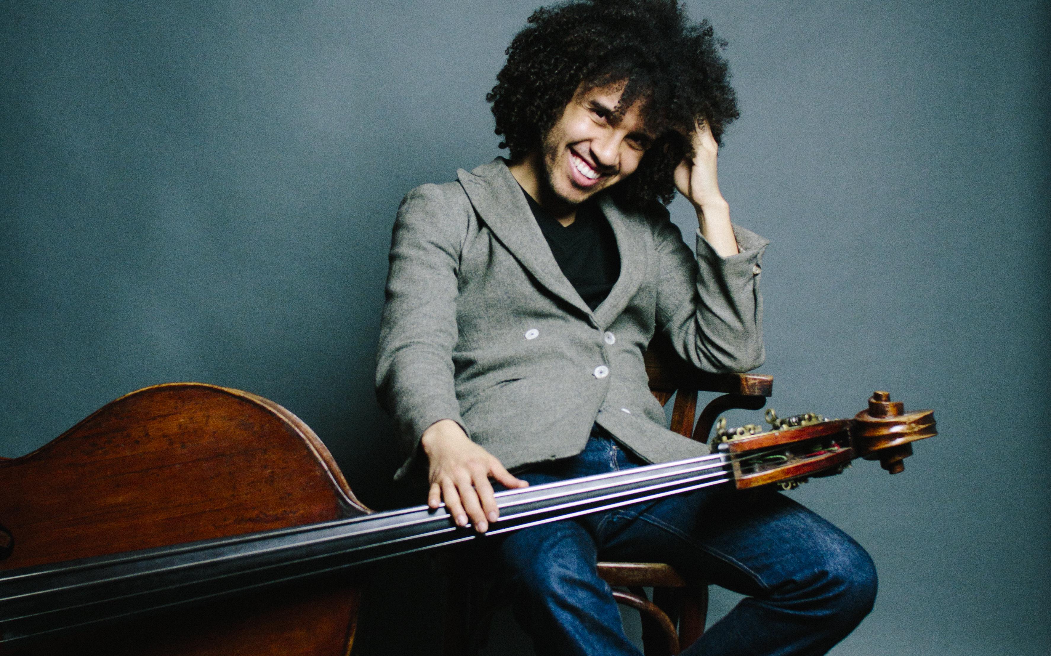 Soloconcert klassiek contrabassist James Oeni in De Theaterboerderij in Ekehaar