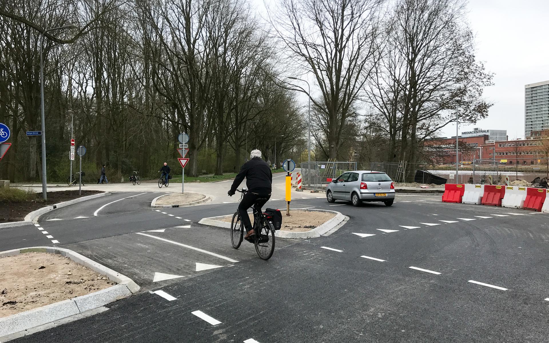 Zowel de fietser als de auto rijdt vanaf de nieuwe kruising op de Helperzoom in Groningen even recht op het tegemoetkomende verkeer af.