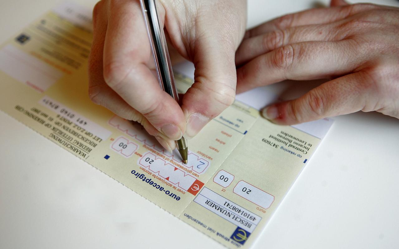 De acceptgiro heeft zijn langste tijd gehad. Na 1 juni worden ze niet meer verwerkt. De acceptgiro heeft zijn langste tijd gehad. Na 1 juni worden ze niet meer verwerkt.