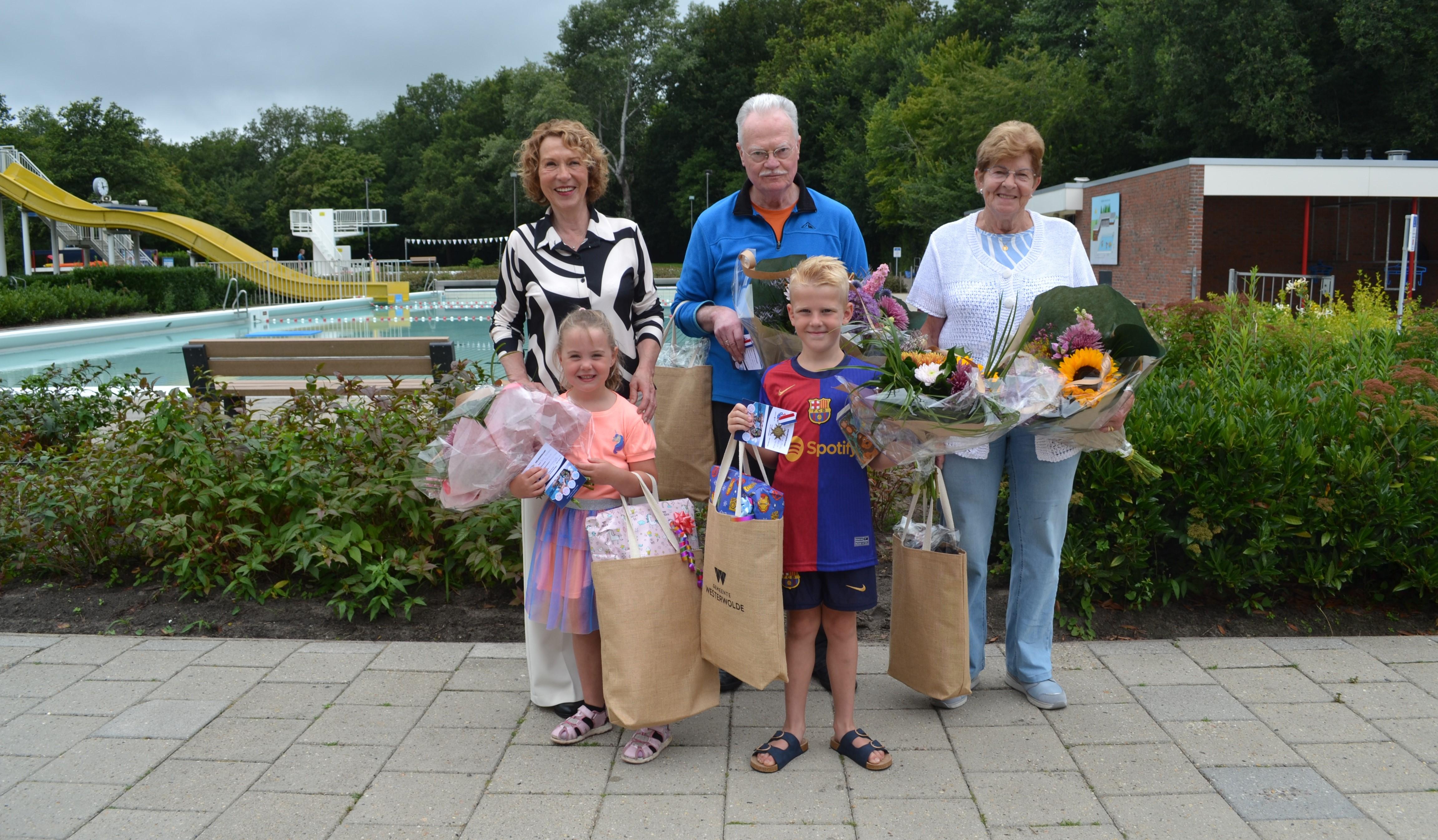 Wethouder Giny Luth huldigt oudste en jongste deelnemers van de internationale zwemvierdaagse De Bar
