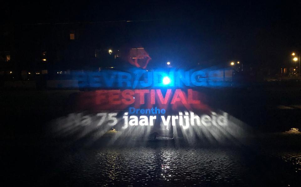 Watermuur met logo van het bevrijdingsfestival