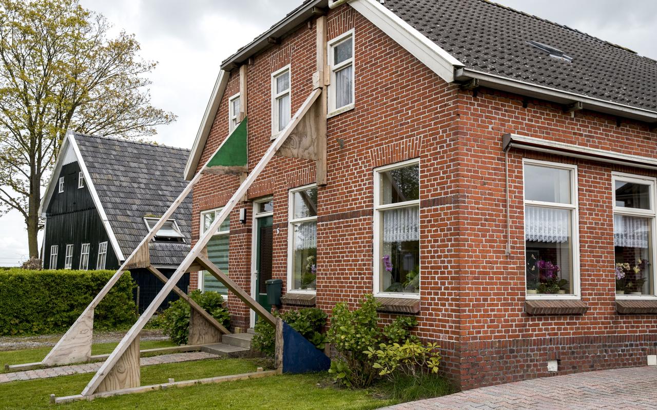 Woning met schade in het aardbevingsgebied. Woning met schade in het aardbevingsgebied.