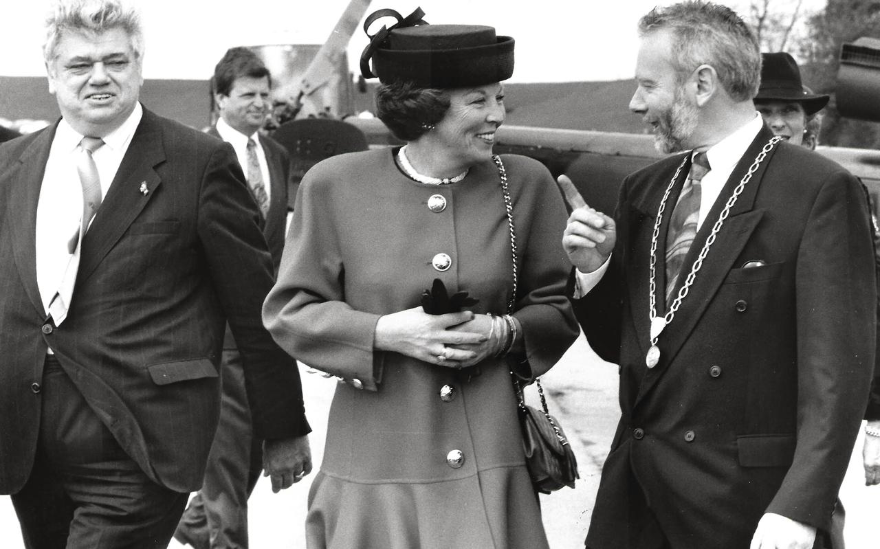 Commissaris van de Koningin Henk Vonhoff (links) en burgemeester Wim Cornelis van Reiderland verwelkomen in 1991 koningin Beatrix bij de sluizen. Commissaris van de Koningin Henk Vonhoff (links) en burgemeester Wim Cornelis van Reiderland verwelkomen in 1991 koningin Beatrix bij de sluizen.