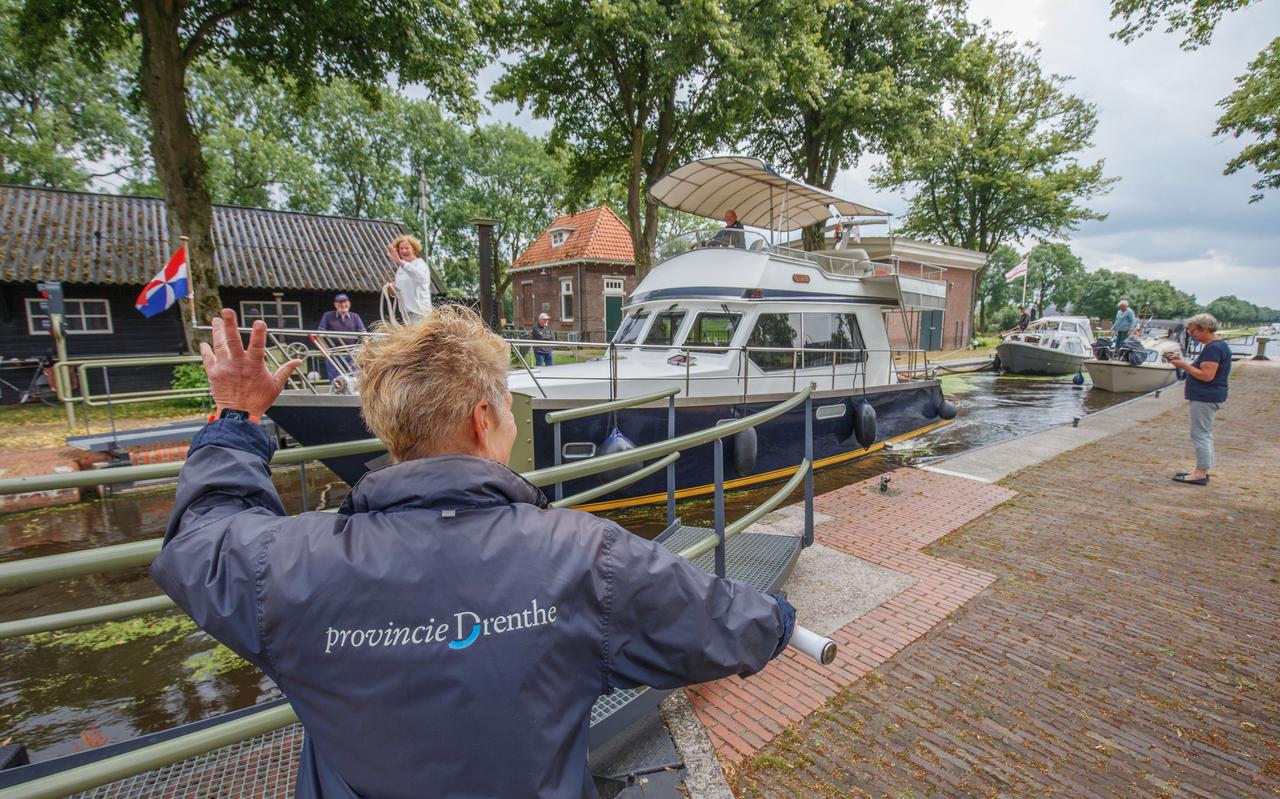 Het aantal plezierbootjes in de sluis van Dieverbrug, de Dieversluis, zit al langer in de lift. Het aantal plezierbootjes in de sluis van Dieverbrug, de Dieversluis, zit al langer in de lift.