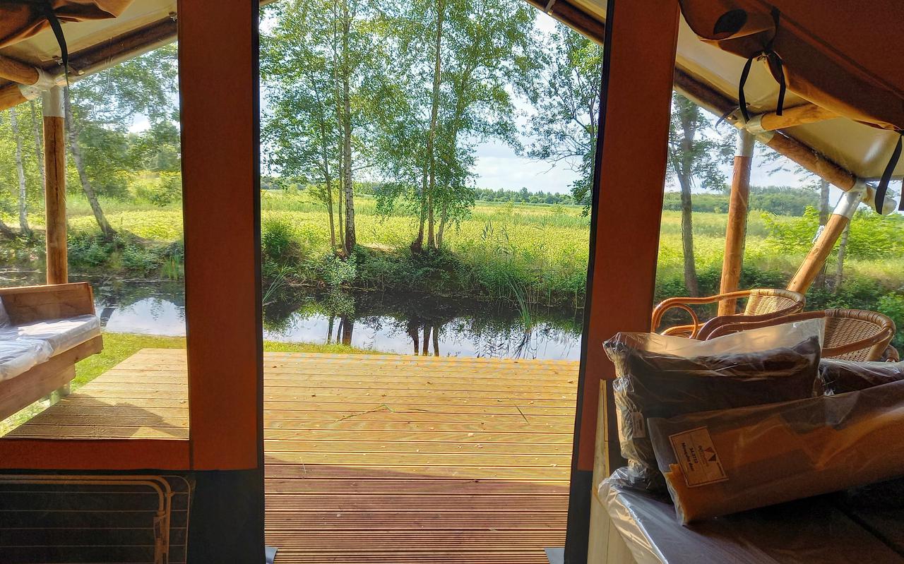 Uitzicht vanuit een van de clampingtenten in De Heemtuin. De minicamping wordt overspoeld door mensen die gratis willen kamperen, maar heeft juist betalende bezoekers nodig. 