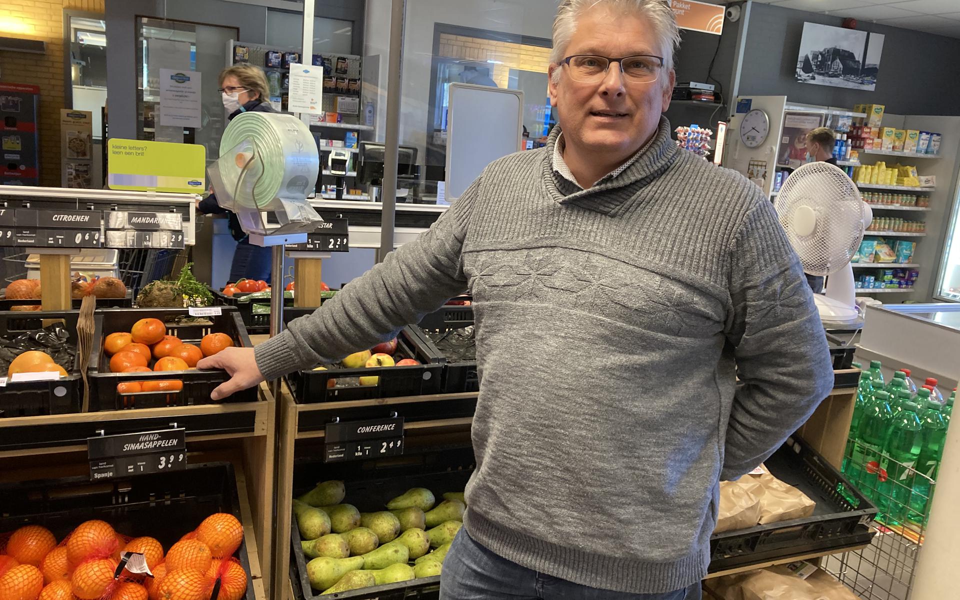 Exploitant Kor Veldsema van de rijdende winkel uit Oldehove die eerder een supermarkt runde in Oostwold. 