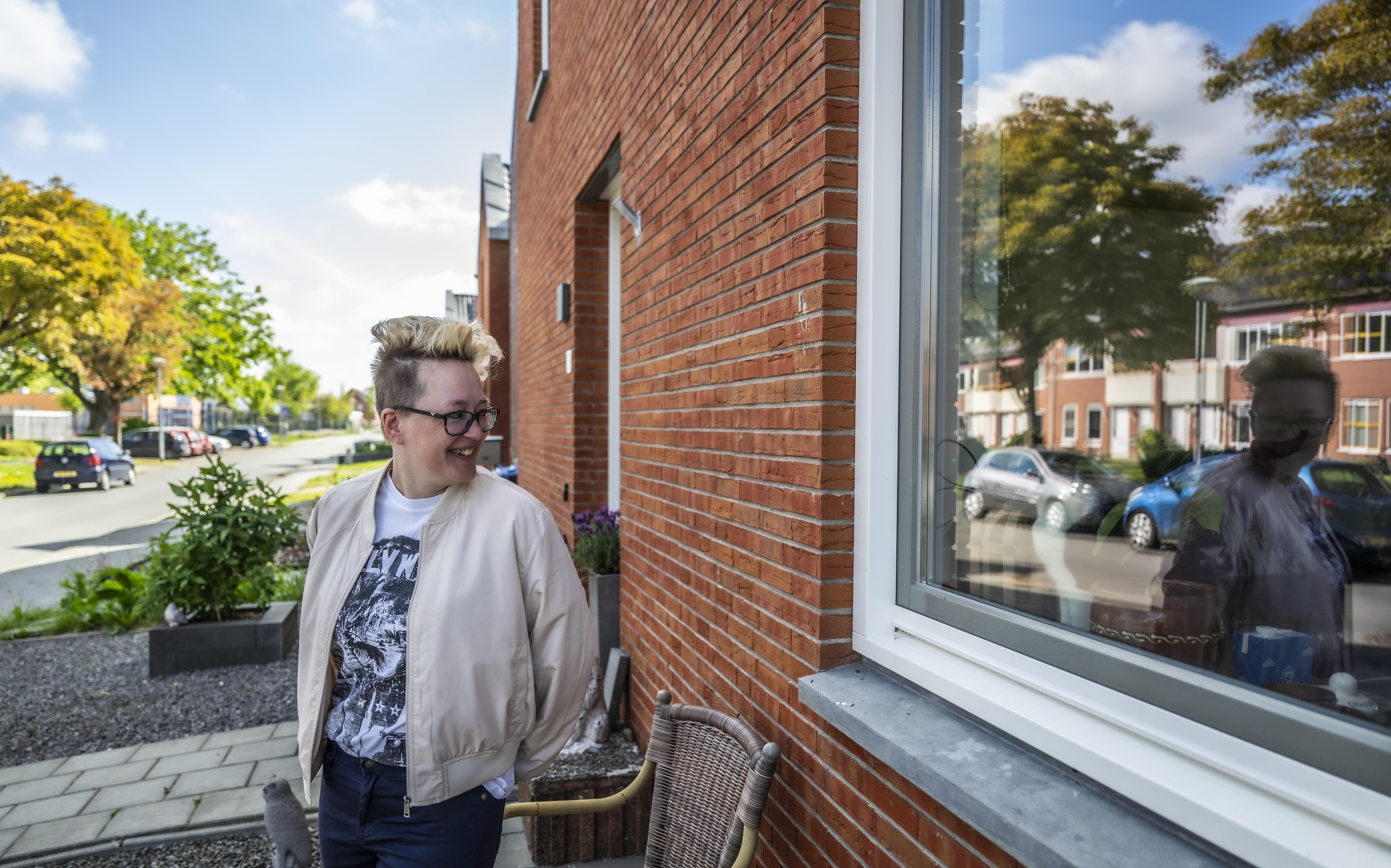 Anita Stuts hekelt de schimmel in haar huurwoning in Loppersum: „Ik woon in een klotehuis.”