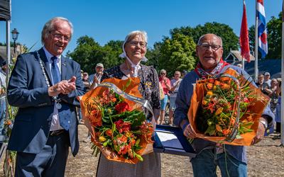 Burgemeester Rikus Jager heeft net koninklijke onderscheidingen uitgereikt aan Gerrit en Coba de Weerd uit Dwingeloo