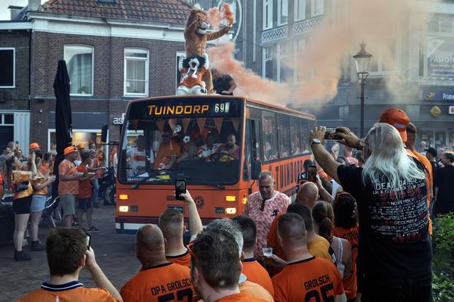 Tuindorp trekt feestend met eigen oranjebus Coevorden in. „Met zijn allen voor gespaard.”