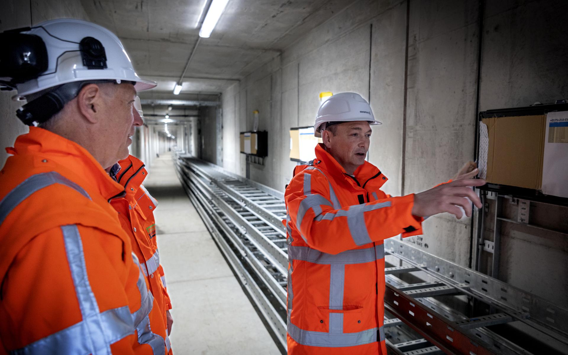 Sjaak Verhoef van Herepoort (links) en Johan Drijver van Swarco in het ondergrondse kabelkanaal waar de bekabeling van ruim twintig veiligheidssystemen komt te liggen. 