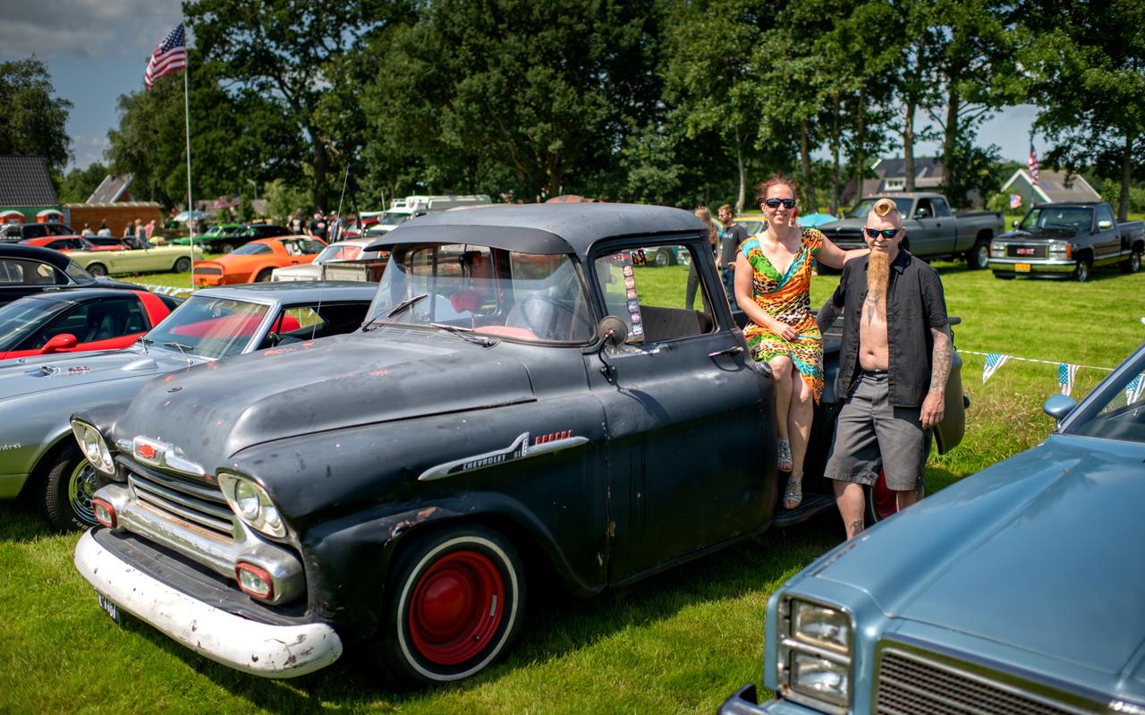 Ina de Haas en Arjan Hut uit De Wilp in de laadbak van hun Ford Apache uit 1958, tijdens het American Car Event in hun thuisdorp. Ina de Haas en Arjan Hut uit De Wilp in de laadbak van hun Ford Apache uit 1958, tijdens het American Car Event in hun thuisdorp.