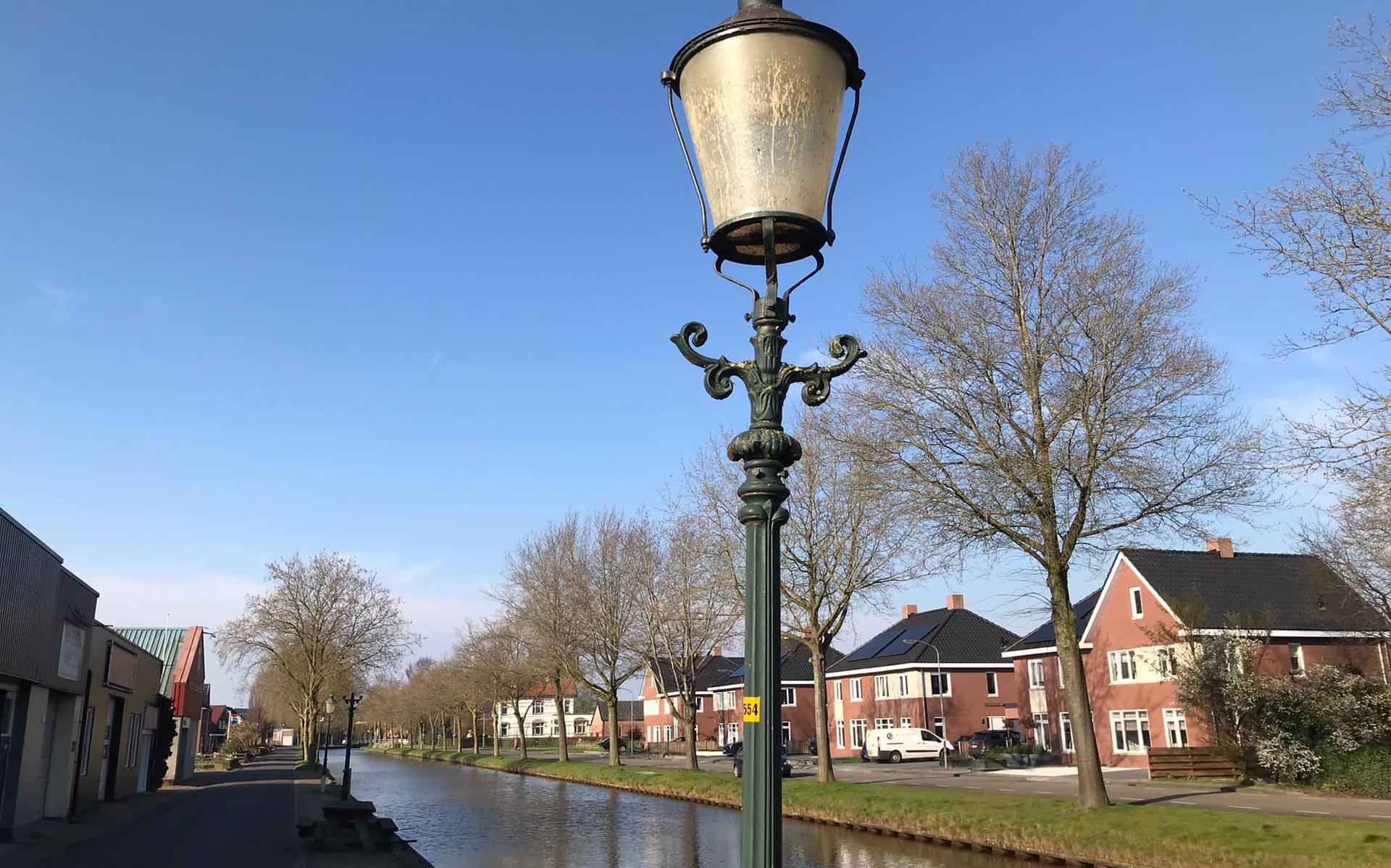 De Anton Pieckachtige lantaarnpalen zijn roofgoed in Oude Pekela en worden nu, omdat ze kapot zijn gemaakt, vervangen.