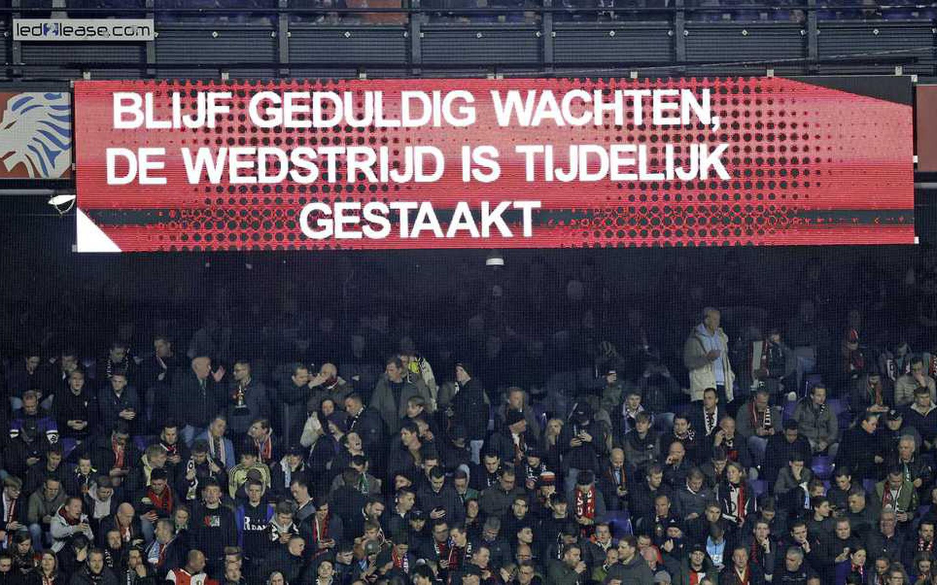 De bekerwedstrijd tussen Feyenoord en Ajax moest woensdagavond tijdelijk worden gestaakt nadat Ajacied Davy Klaassen vanuit het publiek met een aansteker was bekogeld.