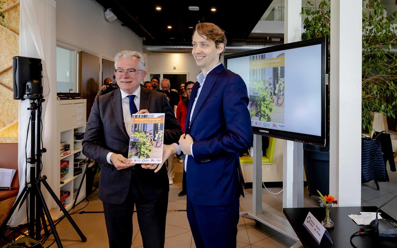 Formateur Mattias Gijsbertsen (r) tijdens de aanbieding van het coalitieakkoord van GroenLinks, PvdA, Partij voor de Dieren, SP en ChristenUnie aan burgemeester Koen Schuiling. 