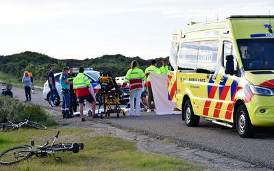 Oud-minister Sander Dekker van Rechtsbescherming is gewond geraakt doordat hij van zijn racefiets viel in het duingebied bij Monster. Een 42-jarige vrouw uit Monster is aangehouden op verdenking van poging tot zware mishandeling en doodslag. 