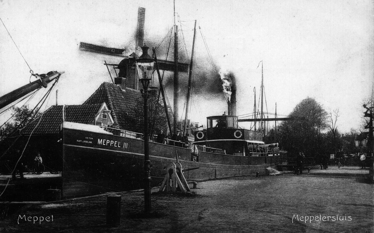 Prentbriefkaart van de Meppel III in de Meppelersluis omstreeks 1908, met op de achtergrond molen De Vlijt.