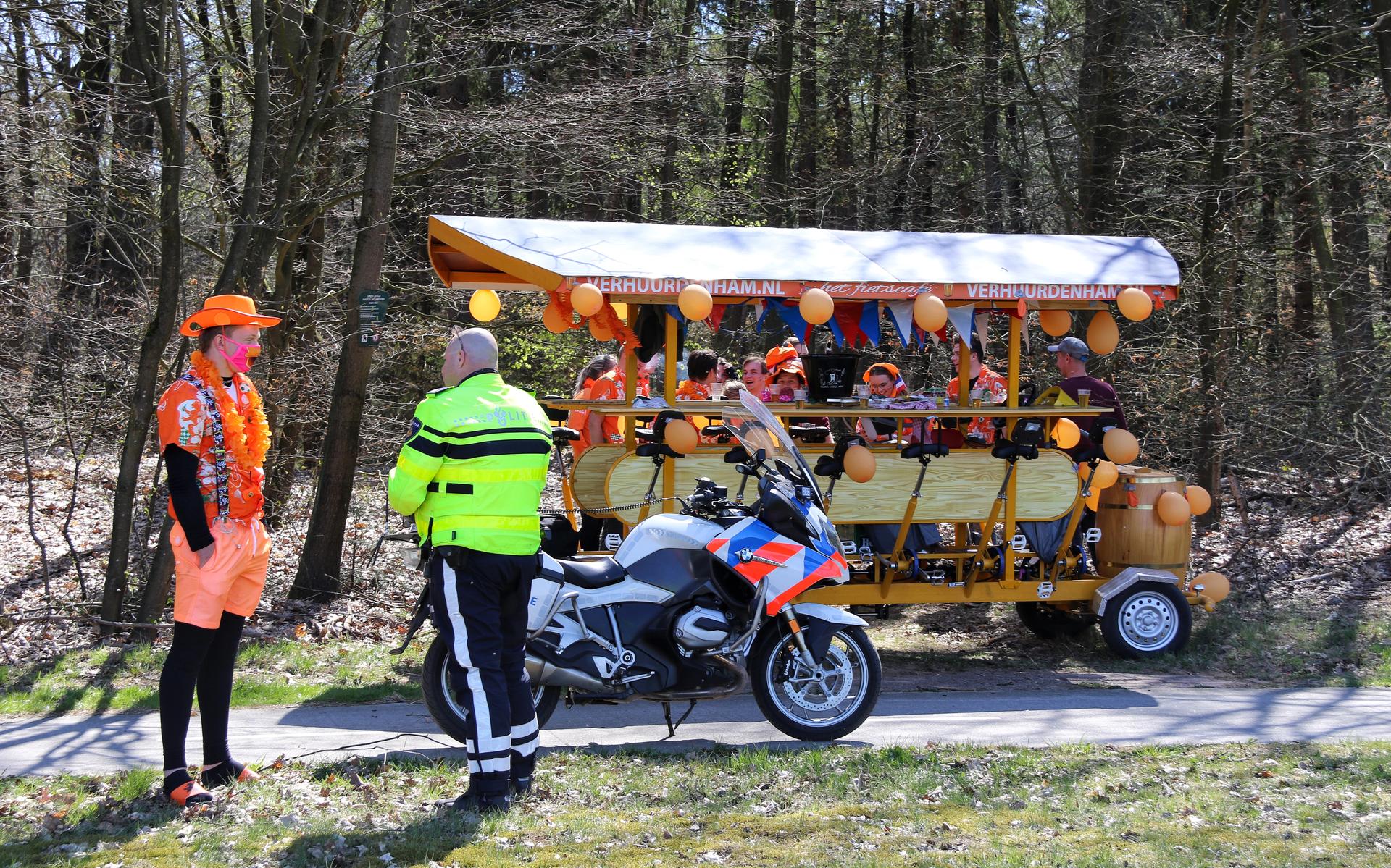 Motoragent slingert berijders bierfiets op de bon voor overtreden coronaregels in Gasteren